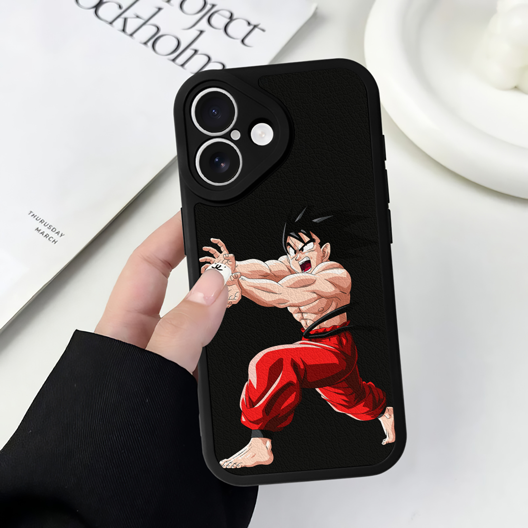 （画像用） ドラゴンボール 孫悟空（そん ごくう）Son Goku カカロット DRAGON BALL Kakarotto 【iPhone 16シリーズ対応】シリコンスマホケース（レザー調） 材質：シリコン